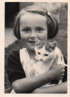 Photographie Photo Vintage Snapshot Chat Cat Enfant Fillette - Autres & Non Classés