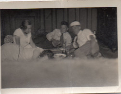 Photographie Photo Vintage Snapshot Groupe Repas Mode - Persone Anonimi