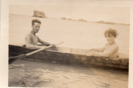 Photographie Photo Vintage Snapshot Barque Rame Rameur Couple - Andere & Zonder Classificatie