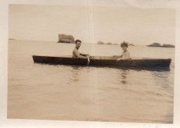 Photographie Photo Vintage Snapshot Barque Rame Rameur Couple - Altri & Non Classificati