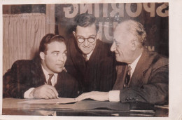 BOXE MARCEL CERDAN 1953 SIGNANT UN CONTRAT AVEC MIKE JACOBS IMPRESSARIO PHOTO 18X13CM - Sports