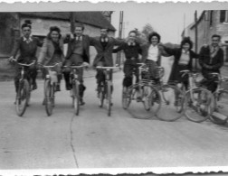 Photographie Photo Vintage Snapshot Vélo Bicyclette Bicycle Cycliste Amis - Sonstige & Ohne Zuordnung