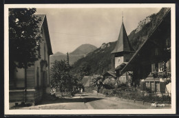 AK Meiringen, Strassenpartie Mit Häuser Und Kirchturm, Blick Auf Berge  - Meiringen