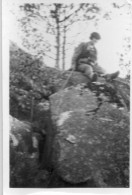 Photographie Photo Vintage Snapshot Rocher Fontainebleau Femme - Otros & Sin Clasificación