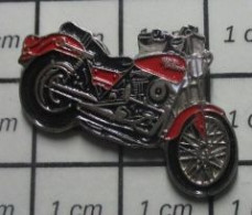 1010  Pin's Pins / Beau Et Rare / MOTOS / GROSSE MOTO ROUTIERE RETRO ROUGE PEUT ETRE HARLEY ? - Motos