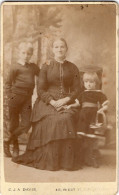 Photo CDV D'une Femme  élégante Avec Ces Deux Enfants Posant Dans Un Studio Photo A  Brighton - Ancianas (antes De 1900)