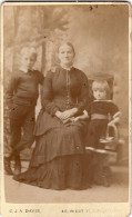 Photo CDV D'une Femme  élégante Avec Ces Deux Enfants Posant Dans Un Studio Photo A  Brighton - Antiche (ante 1900)