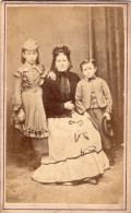 Photo CDV D'une Femme  élégante Avec Ces Deux Enfants Posant Dans Un Studio Photo A  Londre - Alte (vor 1900)