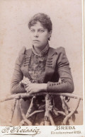 Photo CDV D'une Jeune Femme  élégante Posant Dans Un Studio Photo A  Breda ( Pays-Bas ) - Oud (voor 1900)