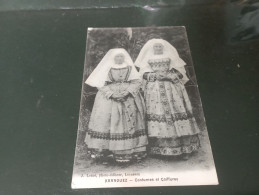 B1/309- KERNOUEZ - COSTUME ET COIFFURE - Costumes