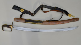 Sabre D’officier De Chasseurs à Cheval Modèle 1792, Avec Son Ceinturon En Cuir à Boucles à Tête De Lion En Laiton Doré. - Armes Blanches