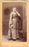 Photo CDV D'une Jeune Fille  élégante Posant Dans Un Studio Photo A Arnhem  ( Pays-Bas ) - Antiche (ante 1900)