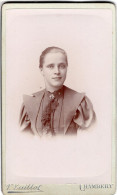 Photo CDV D'une Jeune Fille  élégante Posant Dans Un Studio Photo A Chambéry - Ancianas (antes De 1900)