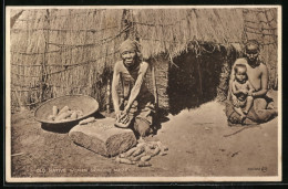 CPA Native Woman Grinding Maize  - Ohne Zuordnung