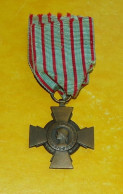 MEDAILLE CROIX DU COMBATTANT , REPUBLIQUE FRANCAISE ,  ETAT VOIR PHOTOS  . POUR TOUT RENSEIGNEMENT ME CONTACTER. REGARDE - Frankrijk