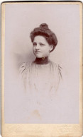 Photo CDV D'une Jeune Fille  élégante Posant Dans Un Studio Photo A Lyon - Ancianas (antes De 1900)