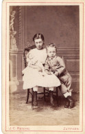 Photo CDV D'une Jeune Fille élégante Avec Sa Poupée Et Un Petit Garcon Posant Dans Un Studio Photo Au Pays-Bas - Ancianas (antes De 1900)