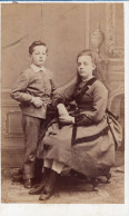 Photo CDV D'une Jeune Fille élégante Avec Sa Poupée Et Un Petit Garcon Posant Dans Un Studio Photo Au Pays-Bas - Ancianas (antes De 1900)