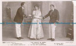 R050992 The Beauty Of Bath. Miss Ellaline Terriss. Mr. Seymour Hicks. Mr. Stanle - Monde