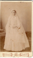 Photo CDV D'une Jeune Fille élégante Posant Dans Un Studio Photo A Paris - Anciennes (Av. 1900)