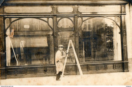 CPA  Photo-   Peintre Et Son échelle Devant Un Magasin - - Kunsthandwerk