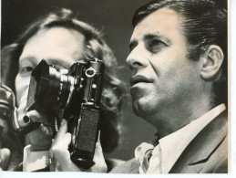 PHOTO ORIGINALE   LE COMEDIEN JERRY LEWIS  Et Son  LEICA  Texte En Anglais Au Dos 1972 UNITED PRESS INTERNATIONAL - Identified Persons