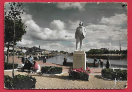 AE988   14 CALVADOS  TROUVILLE DEAUVILLE  COUP D'OEIL  SUR LE PORT STATUE DE GUSTAVE FLAUBERT - Trouville