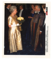 ROYAL GALA  AT THE FESTIVAL HALL FOR THE QUEEN AND PRINCE PHILP THIS EVENING . THE QUEEN WITH IAN HOLM 1997 - Personnes Identifiées