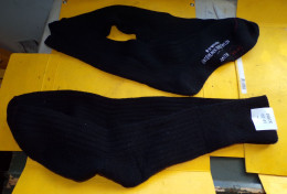 LOT DE 2 PAIRES DE CHAUSSETTES NOIRES DE L'ARMEE FRANCAISE POINTURE 40/41,  ETAT NEUF VOIR PHOTOS . POUR TOUT RENSEIGNEM - Equipement