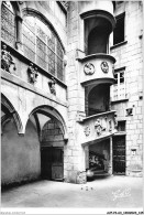 AJPP4-63-0487 -  L'AUVERGNE - RIOM - Cour Et Cage D'escalier - Renaissance - En Face - La Tour De L'horloge - Riom