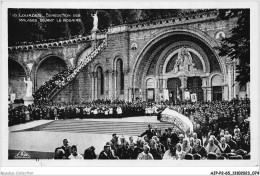 AJPP2-65-0192 - LOURDES - Benediction Des Malades Devant Le Rosaire - Lourdes