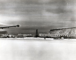 Groenland Thulé 1957 : Les Bâtiments De La Base Aérienne Avec Le Mont Dundas En Arrière Plan - Krieg, Militär