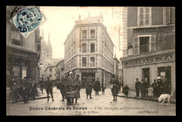 38 - VOIRON -  LA GREVE GENERALE - VILLE OCCUPEE MILITAIREMENT - LA RUE DE LA GARE - Voiron
