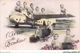 AJQP6-0536 - BEBE - L'AVION DU BONHEUR  - Bébés