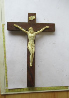 Lade 35 - Crucifix En Bois Avec Jésus En Plastique - Houten Kruisbeeld Met Plastieken Jezus - Godsdienst & Esoterisme