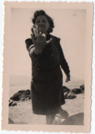 Photo Originale : Jeune Femme Sur Le Sable Présentant Son Paquet De Cigarettes - à Identifier : Snapshot - Persone Anonimi