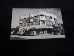 Carte Photo Peu Courante Des Années " 50 " Bray - Dunes- Plage.International Hôtel.Café.Belles Automobiles De L ' époque - Bray-Dunes