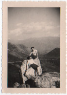 Photo Originale : Femme Et Homme En Pose Sur Un Rocher - Anonyme Personen