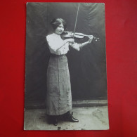 CARTE PHOTO VIOLONISTE CACHET BAHNPOST KONSTANZ OFFENBURG - Music And Musicians