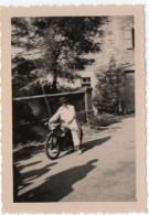 Photo Originale : Homme En Pose Sur Une Moto - à Identifier - Anonymous Persons