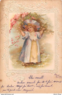 PORTRAIT D'une Fillette Ramassant Des Fleurs D'un Arbre - Cpa Gaufrée  < 1904 ( ͡◕ ͜ʖ ͡◕) ♦ - 1900-1949