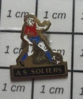 918A  Pin's Pins / Rare & Belle Qualité !!!  SPORTS / FOOTBALL CLUB AS SOLIERS CALVADOS - Voetbal