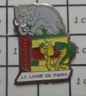 918A Pin's Pins / Rare Et De Belle Qualité !!! ANIMAUX / ELEPHANT SERPENT HACHETTE LE LIVRE DE PARIS - Animals