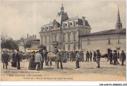 CAR-AAWP4-33-0293 - COUTRAS PRES LIBOURNE - Place De L'hôtel De Ville - Un Jour De Foire - Libourne