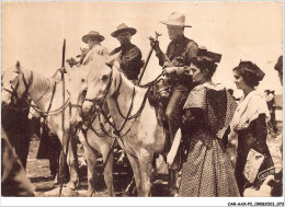 CAR-AAX-P2-13-0104 - EN PROVENCE - Gardians Et Arlesiennes - Sonstige & Ohne Zuordnung