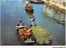 CAR-AAX-P12-79-0930 - Dans La Venise Verte  - Des Barques Se Suivent Pleines De Fourrage - De Bois Et Meme Parfois D'ani - Sonstige & Ohne Zuordnung