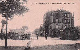 La Courneuve - Le Passage A Niveau -   CPA °J - La Courneuve