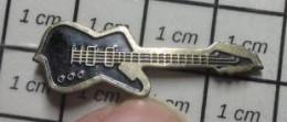 912B Pin's Pins / Beau Et Rare / MUSIQUE / GUITARE ELECTRIQUE NOIRE ET ACIER - Musik