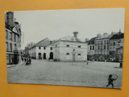 SAINT GERMAIN En LAYE -- Place Du Marché Neuf - Tacot Automobile Devant L'Hôtel Du Printemps - Turismo