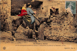 Le Puy  Le Couple A Cheval  (scan Recto Verso)NONO0022 - Le Puy En Velay